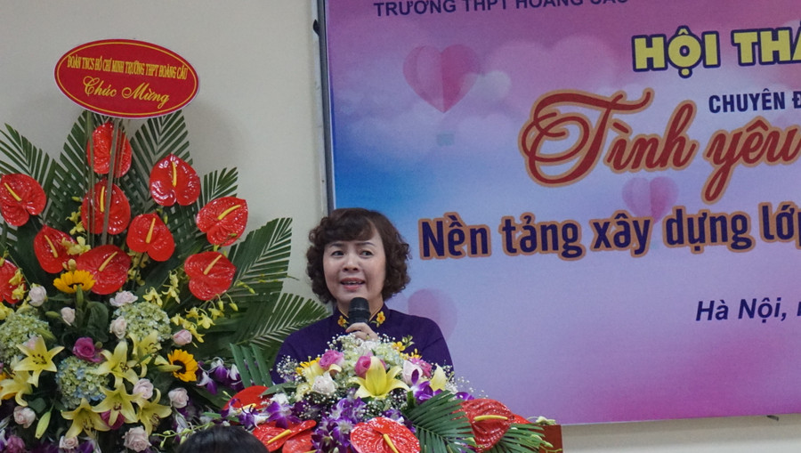 Cô giáo Lưu Thị Lập chia sẻ tại Hội thảo