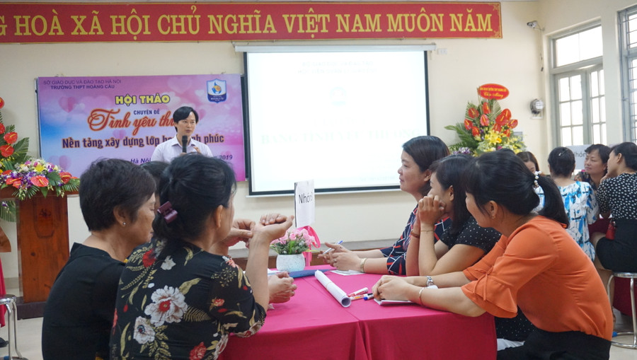 Các thầy cô giáo được tham gia thảo luận nhóm với sự hỗ trợ của TS Hoàng Trung Học