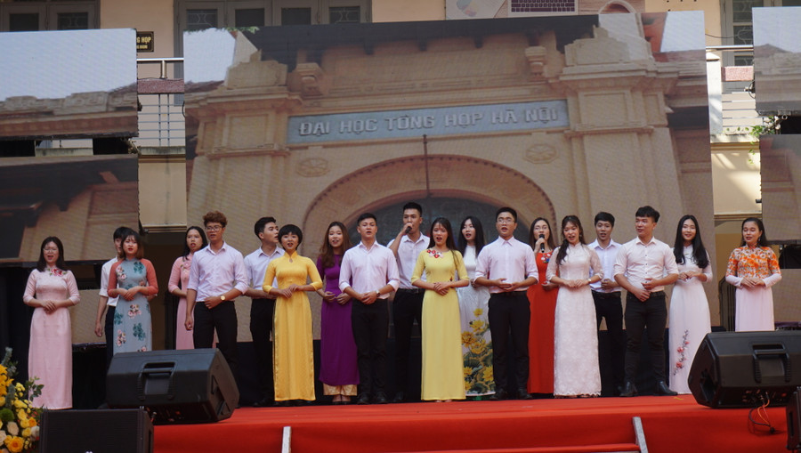 Tiết mục văn nghệ của SV Trường ĐHKHXHNV tại lễ khai giảng