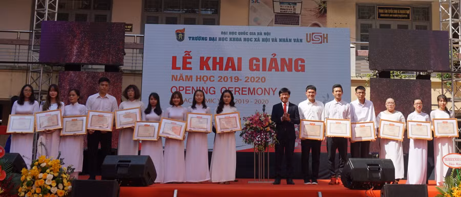 PGS.TS Hoàng Anh Tuấn - Phó Hiệu trưởng Trường đại học Khoa học Xã hội và Nhân văn trao Bằng khen cho SV xuất sắc trong phong trào Đoàn, Hội