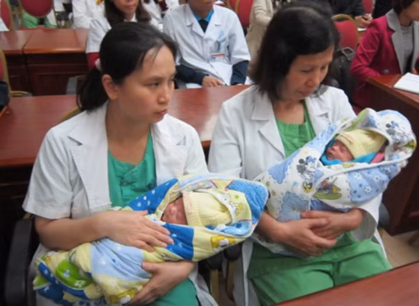 Đội ngũ y, bác sĩ của trung tâm - những người trực tiếp nuôi dưỡng cặp song sinh. Nuôi sống cặp song sinh 500 gram đầu tiên ở Việt Nam
