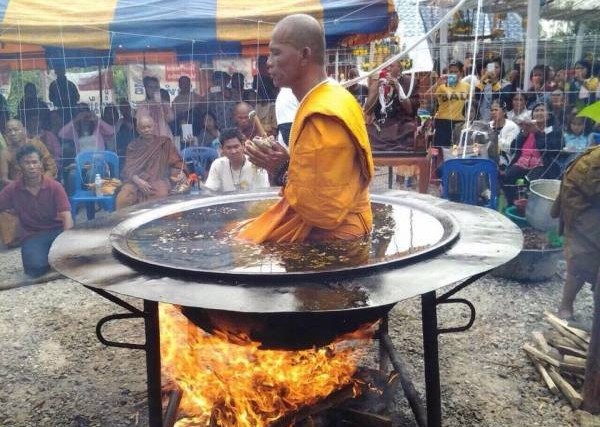 Kinh hoàng hình ảnh nhà sư ngồi thiền trong vạc dầu