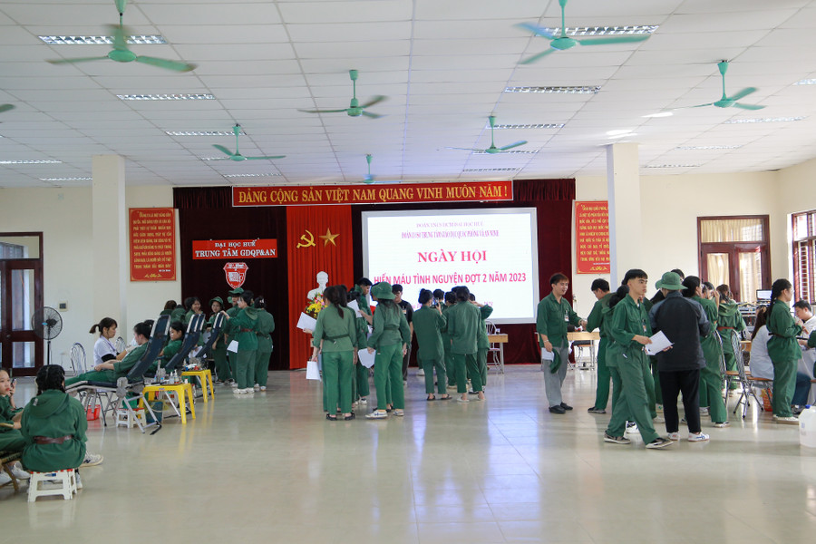 Ngày hội hiến máu tình nguyện thu hút đông đảo cán bộ, giảng viên, người lao động và 215 sinh viên tham gia. Ngày hội hiến máu tình nguyện thu hút đông đảo cán bộ, giảng viên, người lao động và 215 sinh viên tham gia.