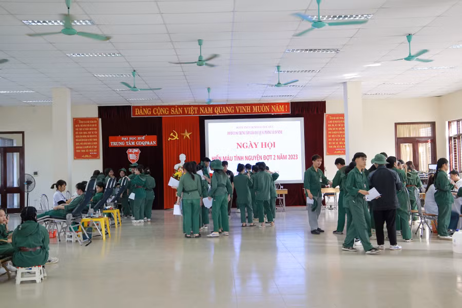 Ngày hội hiến máu tình nguyện thu hút đông đảo cán bộ, giảng viên, người lao động và 215 sinh viên tham gia.