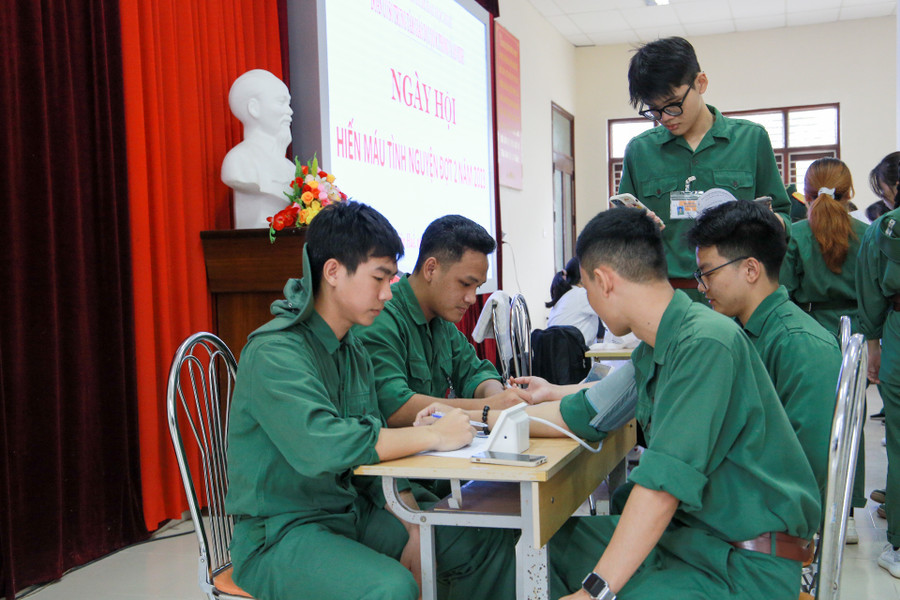 Tiến hành đo huyết áp... Tiến hành đo huyết áp...