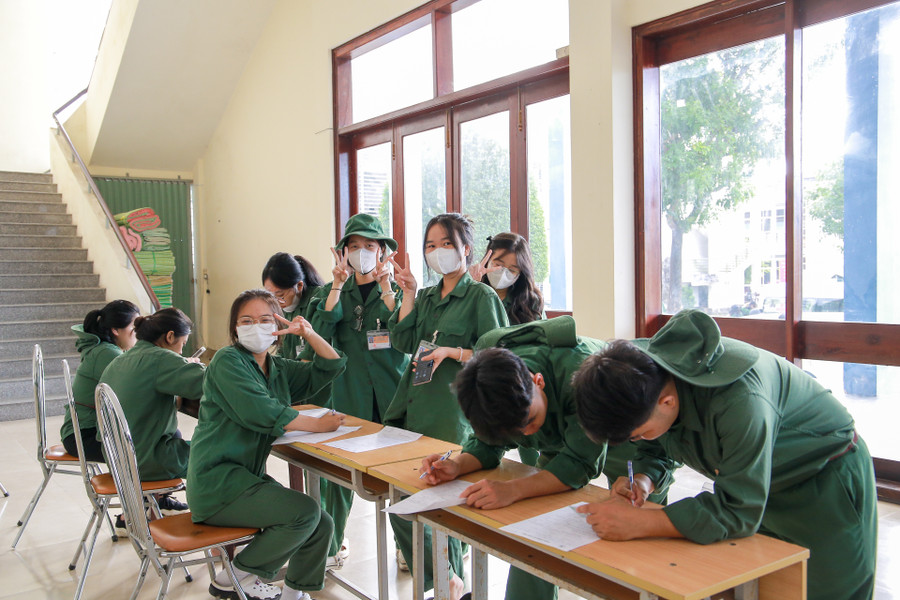 Rất đông sinh viên háo hức đăng ký tham gia hiến máu tình nguyện. Rất đông sinh viên háo hức đăng ký tham gia hiến máu tình nguyện.