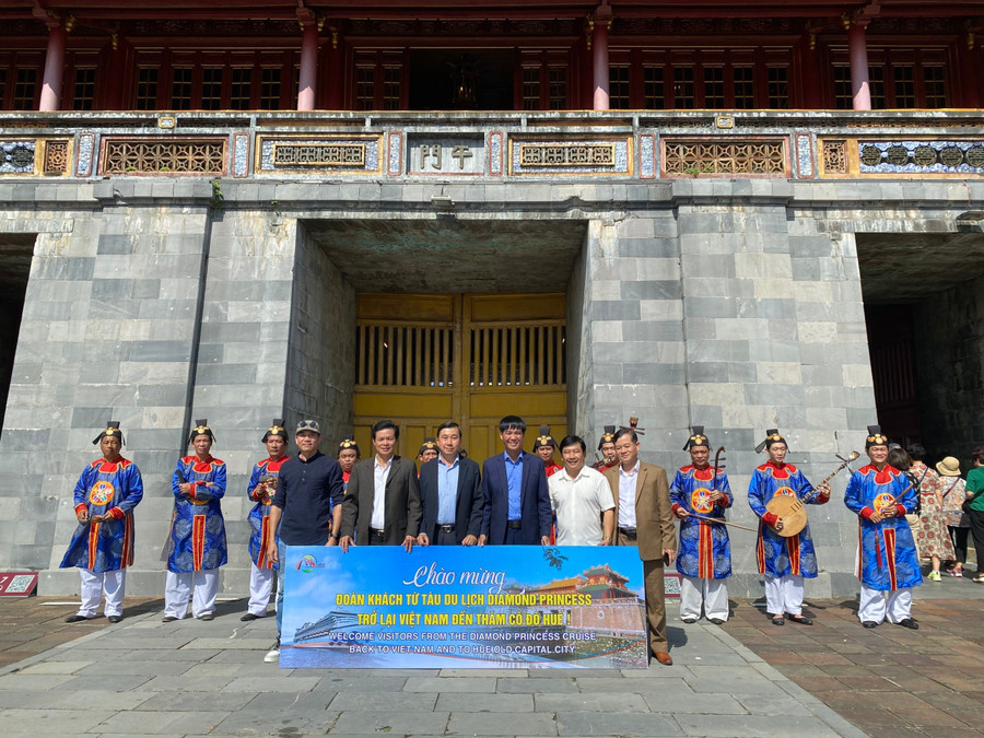 Chào đón các du khách trên du thuyền Diamond Princess đến tham quan Đại nội Huế. Chào đón các du khách trên du thuyền Diamond Princess đến tham quan Đại nội Huế.