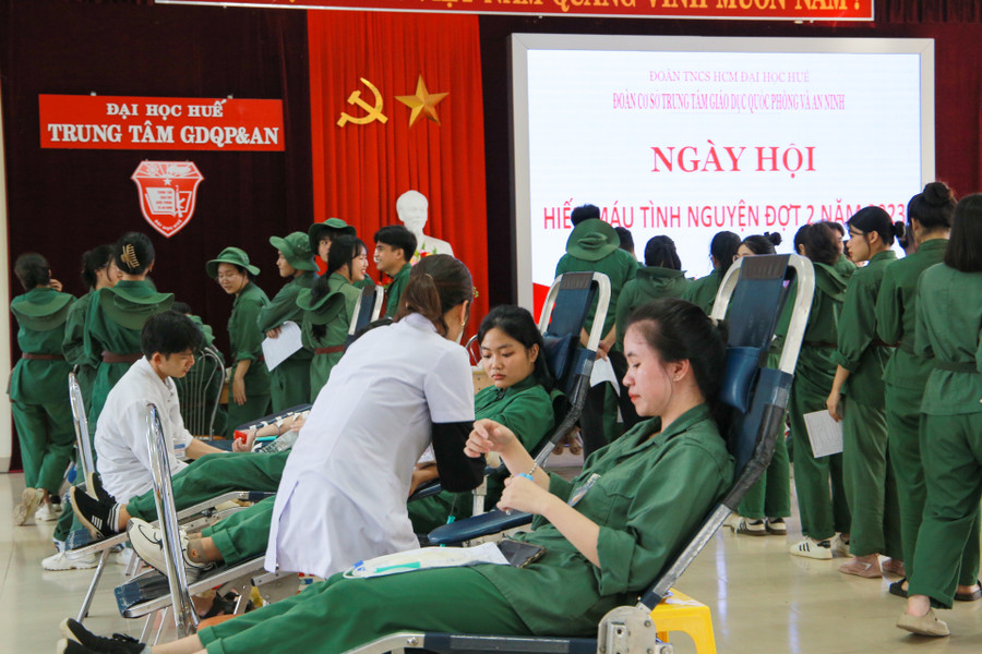 Hiến máu tình nguyện là một hoạt động ý nghĩa và nhân văn. Đây là hoạt động thường niên của Trung tâm Giáo dục quốc phòng và an ninh - ĐH Huế. Hiến máu tình nguyện là một hoạt động ý nghĩa và nhân văn. Đây là hoạt động thường niên của Trung tâm Giáo dục quốc phòng và an ninh - ĐH Huế.
