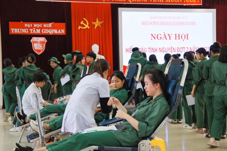 Hiến máu tình nguyện là một hoạt động ý nghĩa và nhân văn. Đây là hoạt động thường niên của Trung tâm Giáo dục quốc phòng và an ninh - ĐH Huế.
