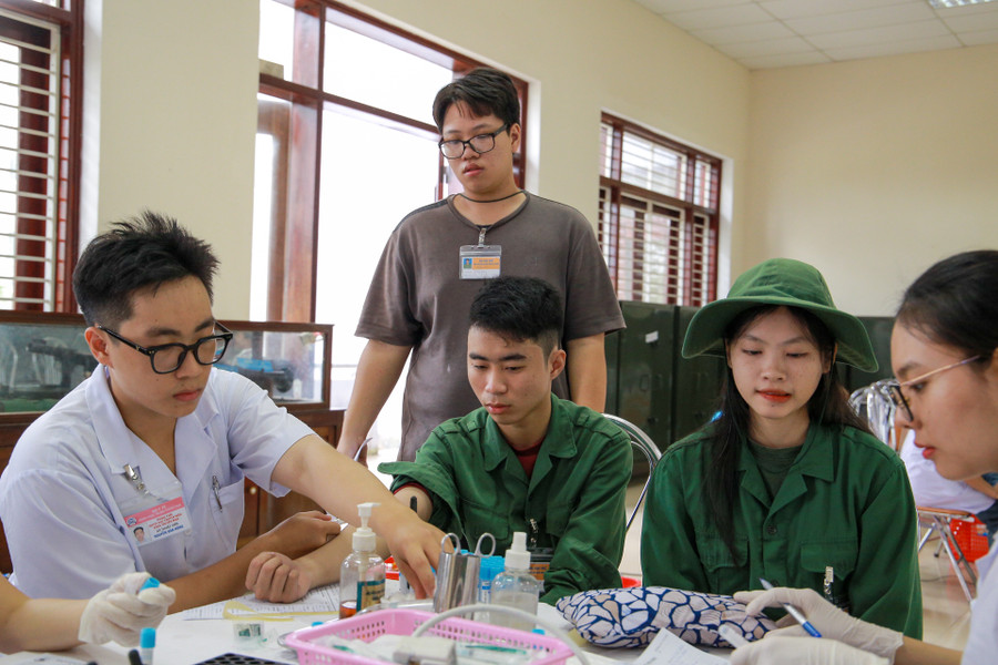 ... và xét nghiệm máu trước khi hiến. ... và xét nghiệm máu trước khi hiến.