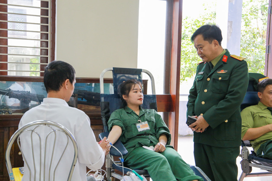 Thượng tá Nguyễn Xuân Thiện - Phó Giám đốc Trung tâm Giáo dục quốc phòng và an ninh - ĐH Huế trò chuyện, hỏi thăm sinh viên tham gia hiến máu. Thượng tá Nguyễn Xuân Thiện - Phó Giám đốc Trung tâm Giáo dục quốc phòng và an ninh - ĐH Huế trò chuyện, hỏi thăm sinh viên tham gia hiến máu.