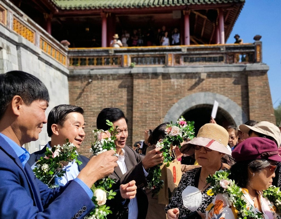 Đại diện ngành du lịch tỉnh Thừa Thiên - Huế tặng hoa chào đón các du khách trên du thuyền Diamond Princess tại Đại nội Huế. Đại diện ngành du lịch tỉnh Thừa Thiên - Huế tặng hoa chào đón các du khách trên du thuyền Diamond Princess tại Đại nội Huế.