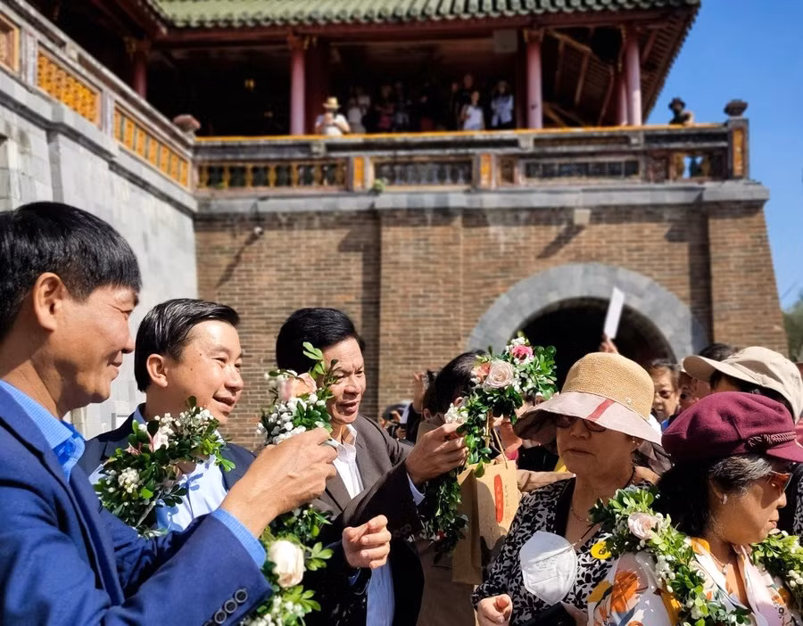 Đại diện ngành du lịch tỉnh Thừa Thiên - Huế tặng hoa chào đón các du khách trên du thuyền Diamond Princess tại Đại nội Huế.