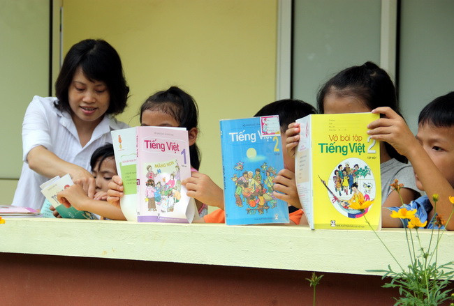 Niềm vui của một nhóm trẻ thiệt thòi khi nhận SGK mới từ cô giáo Niềm vui của một nhóm trẻ thiệt thòi khi nhận SGK mới từ cô giáo