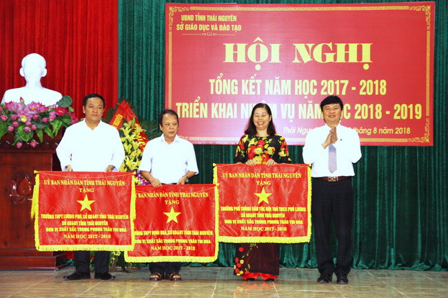 Ông Phạm Việt Đức Trao tặng cờ thi đua của UBND tỉnh Thái Nguyên cho các đơn vị