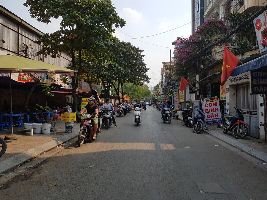Người dân quanh Công ty Rạng Đông đã trở lại nhịp sống đời thường sau những ngày ô nhiễm bởi vụ cháy