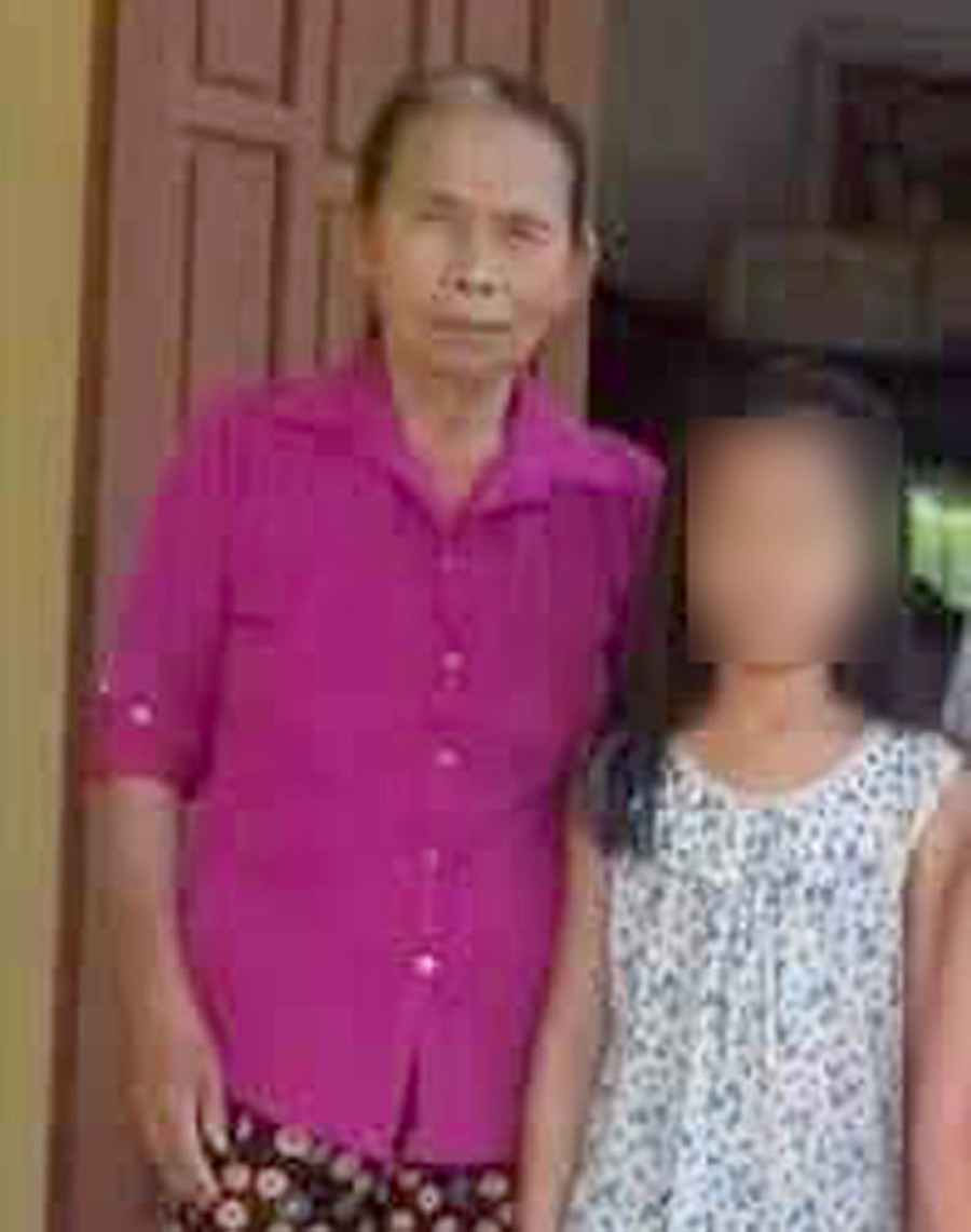 Bà Phạm Thị Hường và cháu T.