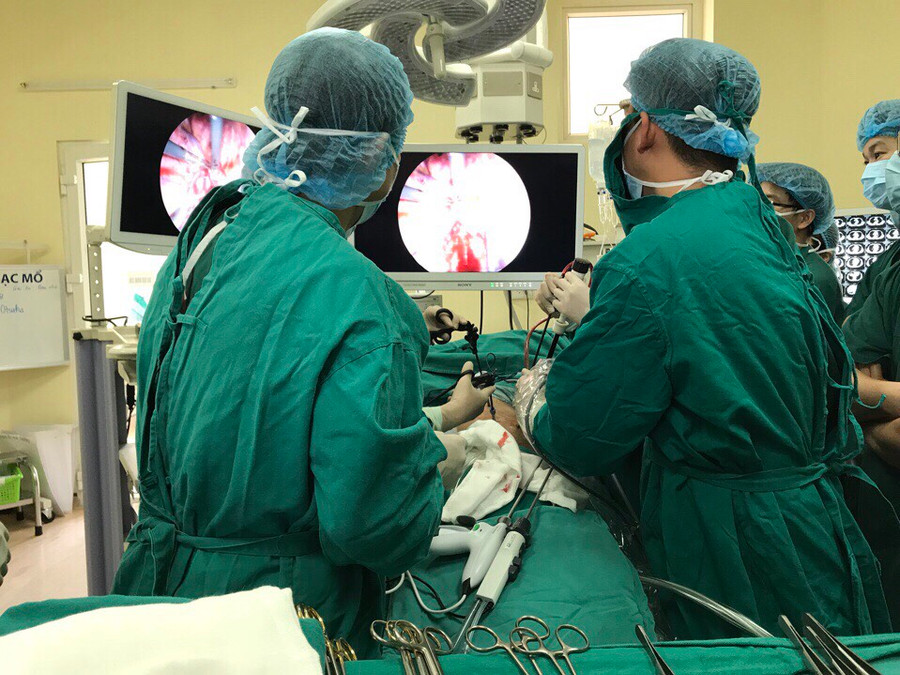 Bác sĩ theo dõi ca mổ trình diễn Phẫu thuật nọi soi thực quản Bác sĩ theo dõi ca mổ trình diễn Phẫu thuật nọi soi thực quản