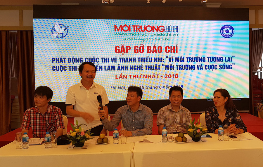 Các thành viên chủ trì gặp mặt báo chí, từ trái qua: NSNA Bùi Hỏa Tiến, Nhà thơ Trần Quang Đạo, TS. Đồng Xuân Thụ, Nhà văn Đặng Vương Hưng, bà Nguyễn Thị Ngọc Thanh. Các thành viên chủ trì gặp mặt báo chí, từ trái qua: NSNA Bùi Hỏa Tiến, Nhà thơ Trần Quang Đạo, TS. Đồng Xuân Thụ, Nhà văn Đặng Vương Hưng, bà Nguyễn Thị Ngọc Thanh.