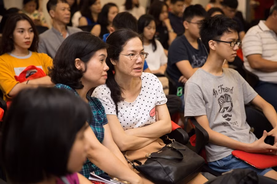 Đông đảo phụ huynh tham gia buổi tọa đàm