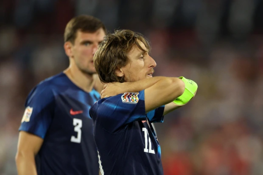 Luka Modric đau đớn nhìn Croatia bị đánh bại.