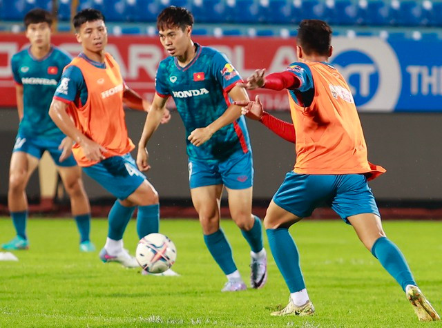 Văn Toàn tích cực tập luyện trước trận giao hữu với Syria.