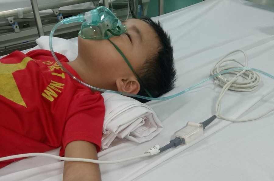 Căn bệnh ung thư khiến cháu Mạnh phải nhập viện điều trị trong tình trạng nguy kịch. Căn bệnh ung thư khiến cháu Mạnh phải nhập viện điều trị trong tình trạng nguy kịch.