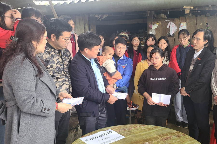 Trường Hội nhập Quốc tế iSchool Hà Tĩnh và các nhà hảo tâm khác trao thêm nhiều phần quà hỗ trợ em Mạnh. Trường Hội nhập Quốc tế iSchool Hà Tĩnh và các nhà hảo tâm khác trao thêm nhiều phần quà hỗ trợ em Mạnh.