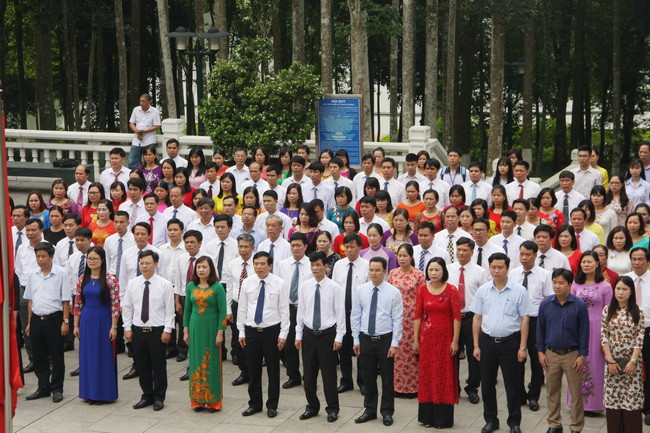 Các đại biểu tại lễ báo công Các đại biểu tại lễ báo công