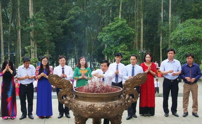 Ông Nguyễn Minh Tường và các đồng chí trong Ban giám đốc, trưởng các phòng chuyên môn của Sở dâng hương tại buổi lễ Ông Nguyễn Minh Tường và các đồng chí trong Ban giám đốc, trưởng các phòng chuyên môn của Sở dâng hương tại buổi lễ