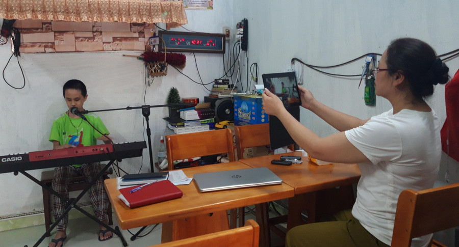 Chị Vũ Thị Tố Lan là người quay clip đăng tải lên YouTube để đưa lời ca, tiếng hát của con đến gần hơn với mọi người. Chị Vũ Thị Tố Lan là người quay clip đăng tải lên YouTube để đưa lời ca, tiếng hát của con đến gần hơn với mọi người.