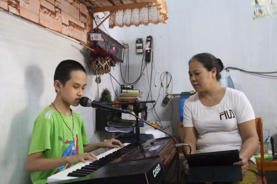 Chị Vũ Thị Tố Lan luôn đồng hành, hỗ trợ con.