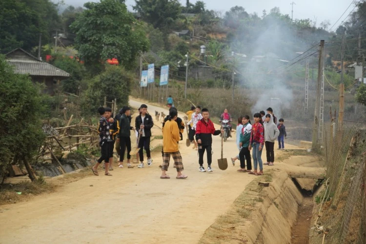 Một buổi lao động dọn vệ sinh đường giao thông thôn bản của học sinh xã Tủa Thàng.