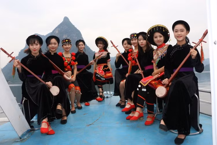 Nhiều bạn trẻ biết hát Then, chơi đàn Tính từ lớp của thầy Sơn tham gia biểu diễn phục vụ du lịch tại địa phương.