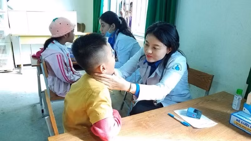 ThS.BS Tố Uyên trong một lần tham gia khám chữa bệnh từ thiện tại Đắk Lắk. Ảnh: NVCC