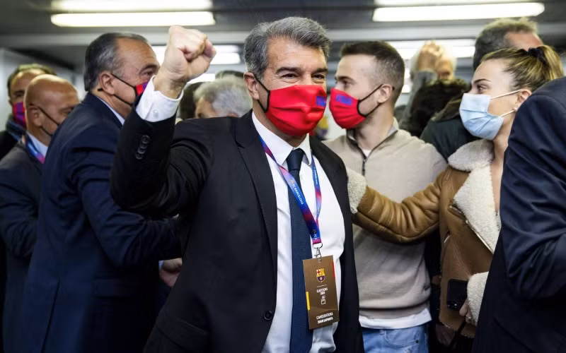 Joan Laporta ăn mừng sau khi chính thức trở thành Chủ tịch Barca.