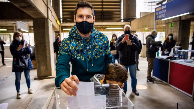 Messi lần đầu đi bầu Chủ tịch Barca.