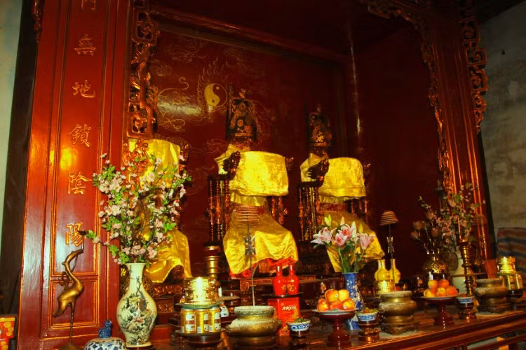 Tam thánh thờ trong hậu cung đình Yên Phụ.