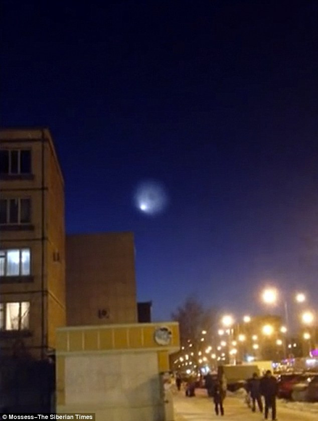 UFO như lốc xoáy trên bầu trời Nga ảnh 6 Rất nhiều người bị thu hút bởi ánh sáng kỳ lạ giữa trời đêm