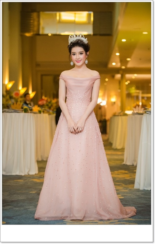 Huyền My, Hồng Quế đua nhau khoe đường cong quyến rũ - Ảnh 1