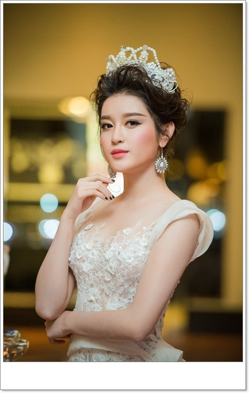 Huyền My, Hồng Quế đua nhau khoe đường cong quyến rũ - Ảnh 4