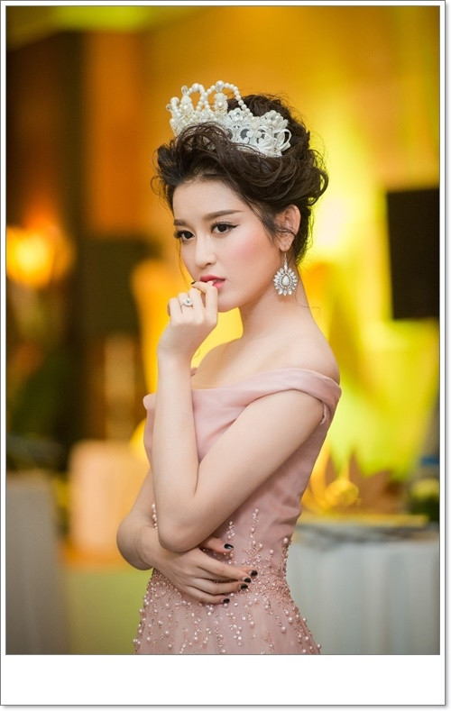 Huyền My, Hồng Quế đua nhau khoe đường cong quyến rũ - Ảnh 2