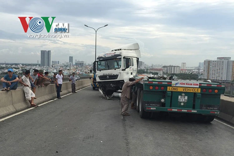 Container chắn ngang trên cầu Phú Mỹ, giao thông tê liệt