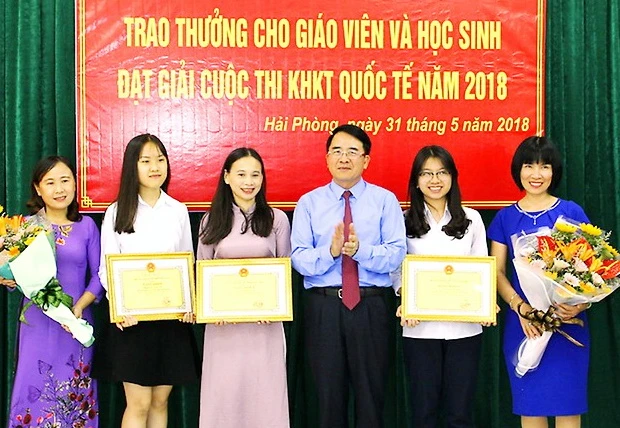 Ông Lê Khắc Nam trao tặng bằng khen và phần thưởng cho học sinh và giáo viên hướng dẫn