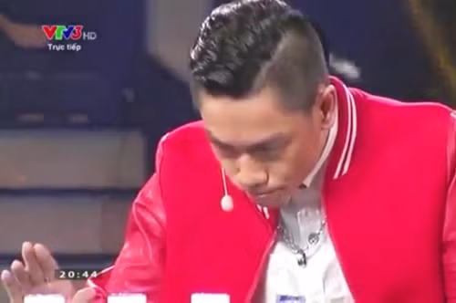 Trong đêm bán kết Vietnams Got Talent tối 11/1, thí sinh Trần Tấn Phát gặp sự cố trong màn ảo thuật đoán bốn cốc nước thường lẫn giữa một cốc axit có màu sắc giống hệt. Theo các bác sĩ BV Chợ Rẫy, anh bị tổn thương vùng họng miệng độ 2 (tức ở mức bỏng không quá nặng).