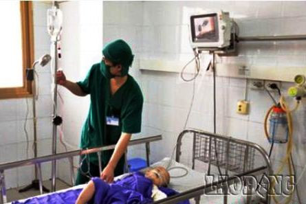 Cháu bé bị gấu cắn đứt lìa cẳng tay trái thời điểm cấp cứu tại bệnh viện (Ảnh Lao Động)