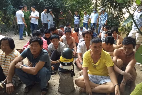 Các đối tượng bị bắt quả tang tham gia cá độ tại trường gà