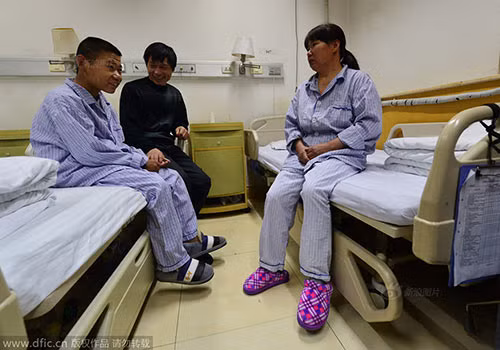 Cảm động bố mẹ mỗi người hiến một quả thận cứu hai con - 3