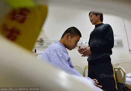 Cảm động bố mẹ mỗi người hiến một quả thận cứu hai con - 4