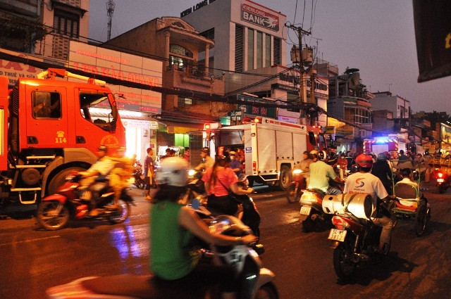 Sau khi dập tắt vụ hỏa hoạn, đường Lạc Long Quân được dở phong tỏa, xe cộ qua lại bình thường. Sau khi dập tắt vụ hỏa hoạn, đường Lạc Long Quân được dở phong tỏa, xe cộ qua lại bình thường.